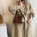 Karamelbruine Boston-tas van glanzend kunstleer met decoratieve zijden sjaal - Met Hanger / Bruin