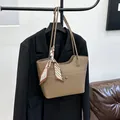Bolso tote kaki de cuero litchi con pañuelo de seda y detalle de hebilla redonda - Caqui Oscuro