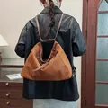 Braune Wildleder-Tasche und Rucksack-Hybrid mit verstellbaren Lederriemen für Damen - Gelbbraun