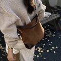 Bolso tote de ante marrón con ribetes de cuero y colgante de cuentas de madera color - Marrón