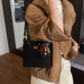 Zwarte vintage suède emmertas met goudkleurig slot en retro houten kraal hanger aan de riem - Met Hanger / Zwart