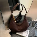 Dunkelbraune Wildleder-Hobo-Tasche mit Holzperlen-Anhänger und Reißverschluss - Braun
