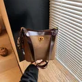 Retro bruine emmertas van suède en leer met een decoratieve houten kralen hanger - Met Hanger / Koffie en Olijfbruin