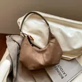 Braune Wildleder-Hobo-Tasche mit Holzperlen-Anhänger und minimalistischer Halbmondform - Khaki