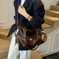 Große dunkelbraune Reisetasche aus PU-Leder mit Donut-Anhänger und Schultergurt - Mit Anhänger / Braun