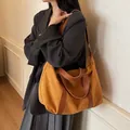 Minimalistische Shopper-Tasche mit Leopardenmuster, braunem Wildleder und Gurt - Braun