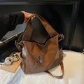Bolso grande marrón de cuero sintético con correa ancha y bolsillos laterales - Marrón