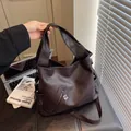 Bolso tote grande marrón oscuro en cuero sintético con correa ancha al hombro - café