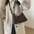 Bolso hobo minimalista marrón oscuro con correa ajustable y detalle de hebilla dorada - Marrón