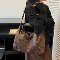Große Shopper-Tasche mit Leopardenmuster, braunen Griffen und verstellbarem Schultergurt - Leopard Kaffee