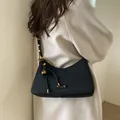 Bolso de hombro chic negro mate para mujer con herrajes dorados y colgante de bola de metal - Negro
