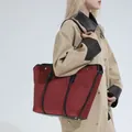 Bolso tote grande de ante color burdeos con asas tejidas negras y diseño de rombos - Rojo