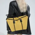 Bolso tote de ante amarillo con correas trenzadas negras y textura acolchada - Amarillo
