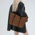 Bolso tote retro de ante marrón oscuro con detalles trenzados y gran capacidad de carga - Marrón