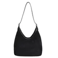Klassische schwarze Wildleder-Hobo-Schultertasche mit Ziernähten auf weißem Hintergrund - Schwarz