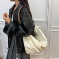 Bolso tote minimalista de lona blanca grande con correa marrón y clips de metal - Blanco