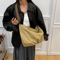 Bolso hobo de lona beige con correa marrón ajustable y detalles de remaches de metal - Caqui