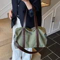 Bolso tote grande de lona verde oliva con correas de cuero marrón y bolsillo frontal - Verde