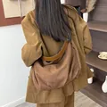Bolso hobo de lona marrón de gran capacidad combinado con un atuendo profesional - Marrón