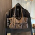 Dunkelbraune Retro-Tasche in Matt-Optik mit verstellbarer Gürtelschnalle und Ösen - Braun