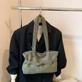 Olivgrüne matte Umhängetasche mit verstellbarem Riemen und Gürtel-Dekoration - Grün