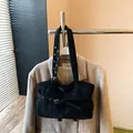 Schwarze Vintage-Tote-Bag aus mattem Wildleder mit Metallschnalle am Anzug - Schwarz