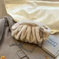 Elegante beige tas van imitatiebont met plooiontwerp en een zilveren kettingriem - Khaki