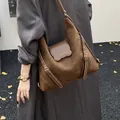 Dunkelbraune Vintage-Wildledertasche mit Wellenklappe und goldener Textverzierung - Braun