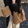 Sac fourre-tout hobo marron caramel vintage avec pochette et coutures contrastées - Marron