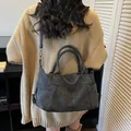 Bolso tote gris oscuro mate en gamuza sintética con correa ajustable de estilo retro - Negro