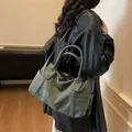 Bolso tote vintage verde grisáceo de cuero mate con correa de hombro ajustable - Verde