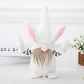 Weißer Ostergnom Plüsch mit Hasenohren und grau gestreiften Armen für Wohndeko - Großer Weißer Hände Hoch Stil (L-FH62) / Groß