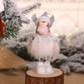 Weißer Plüsch-Weihnachtsengel mit silbernen Flügeln und Herzdeko auf Holzsockel - Silberner Engel Stehend B Herz (K-TS105)