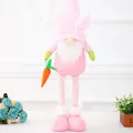 Gnome de Pâques rose en peluche aux oreilles de lapin tenant une carotte orange vive - Poupée de Carotte Lapin Debout Rose