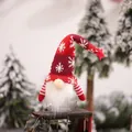 Gnome de Noël avec bonnet rouge à flocons et longue barbe décoration festive - Rouge