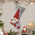 Grauer Weihnachtsstrumpf mit Wichtel-Motiv, rotem Herz und Aufhänger für Deko - Grau Wichtel Figur Stil (F-W275) / Grau
