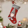 Roter Weihnachtsstrumpf mit grauem Plüschrand und 3D-Wichtel-Puppe am Tannenzweig - Rot Wichtel Figur Stil (F-W276) / Rot