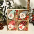 Set de 4 adornos de gnomos navideños de madera con patrones en una caja de regalo - Estilo B Colección Gnomos Cuatro Rejillas (Q-G30)