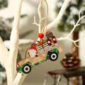 Houten kerstvrachtwagen ornament met kabouter en geschenken hangend aan een takje - Vrachtwagen met kerstman & geschenken