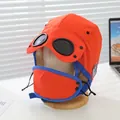 Detailansicht der roten Wintermütze mit integrierter Brille und abnehmbarer Maske - 3-8 Jahre / Orangerot