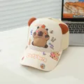 Detail van de crèmekleurige kinderpet met 3D-oren en een leuke Capybara-opdruk - Kinderen 3-8 Jaar / Beige