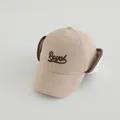 Detailansicht der beigen Fleece-Kappe mit Royal-Stickerei und warmen Ohrenklappen - Kinder im Alter von 2-6 / Khaki
