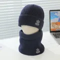 Details der Strickstruktur von dunkelblauem Kinder-Beanie und Schal-Set mit Cartoon-Patch - Einheitsgröße (3-8J) / Marineblau