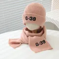 Detailed view of pink knitted beanie and scarf set with black G-39 letter embroidery - Children (3-8 Years Old) / Pink