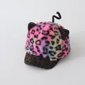 Dettaglio del cappellino in ecopelliccia leopardata colorata con simpatica coda riccia - 48-52cm / Stampa leopardata colorata