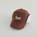 Dettaglio del cappello da baseball invernale con paraorecchie e ricamo Royal - Bambini dai 2 ai 6 anni / Caffè Scuro