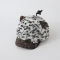 Dettaglio cappello in peluche leopardato per bambini con orecchie e coda a spirale - 48-52cm / Stampa Leopardata Bianca