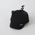 Detalle de gorra de béisbol negra de borrego con orejas de leopardo y cola espiral - 48-52cm / Negro