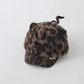 Dettaglio del berretto da neonato leopardato in pelliccia sintetica con orecchie e coda - 48-52cm / Stampa Leopardata Scura