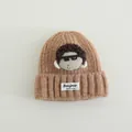 Detalle del gorro de punto caramelo con parche de muñeca y etiqueta Bonjour tejida - Talla única (3-10 años) / Café Claro